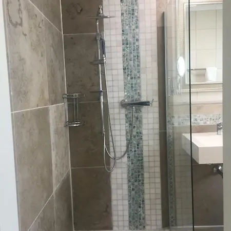 Neues Zimmerapartment Mit Bad Appartamento *