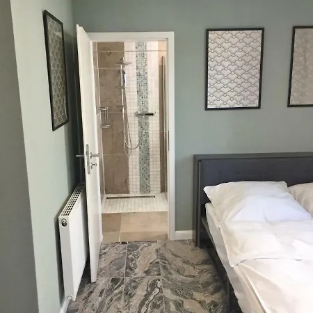 Neues Zimmerapartment Mit Bad Apartament *