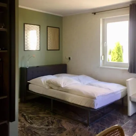 Neues Zimmerapartment Mit Bad Appartamento